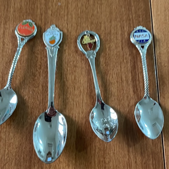 Souvenir spoons from places in United States - Picture 2 of 7